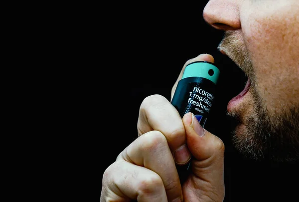Nikorette Nikotin Spray Permetezése Szájba Fekete Alapon Elszigetelve Sekély Mélységélesség Stock Kép