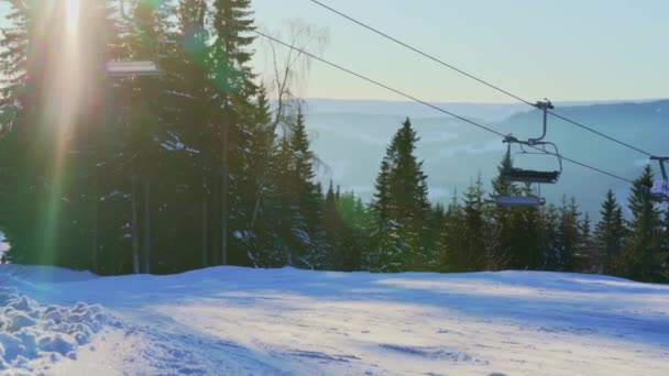 Σκιέρ Οδηγούν Ανελκυστήρα Σκι Στην Κορυφή Ενός Βουνού Χιονοδρομικό Κέντρο — Αρχείο Βίντεο