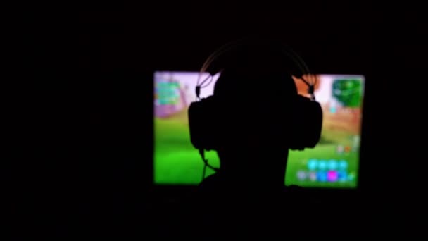 Silhouette Eines Jungen Spielers Der Ein Headset Trägt Während Ein — Stockvideo