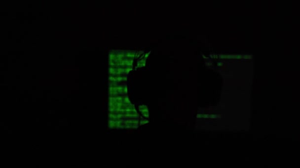 Hacker Κάθεται Μπροστά Από Μια Οθόνη Υπολογιστή Πράσινο Κώδικα Ένα — Αρχείο Βίντεο