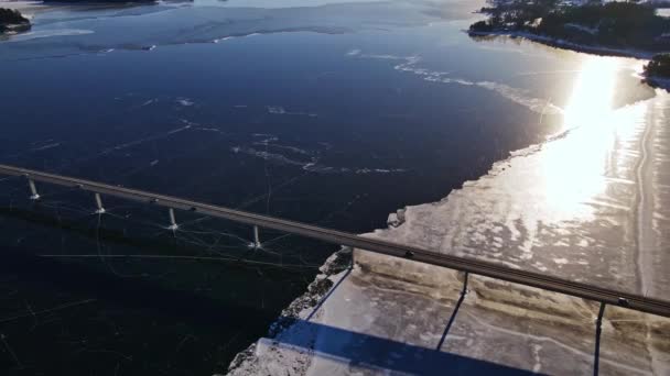 Puente Largo Carretera Sobre Río Congelado Con Hielo Rajado Claro — Vídeo de stock