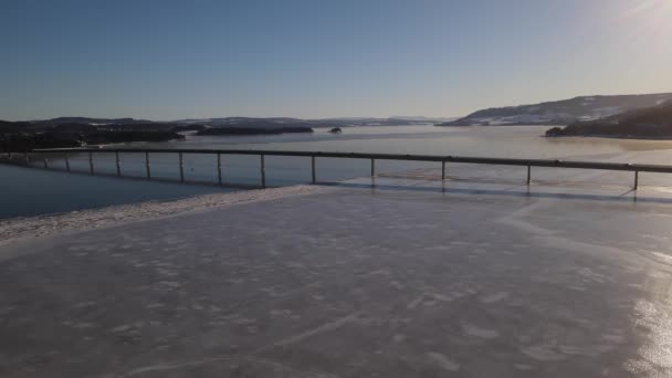 氷結した川に架かる長い高速道路橋です氷と交通がはっきりしています — ストック動画