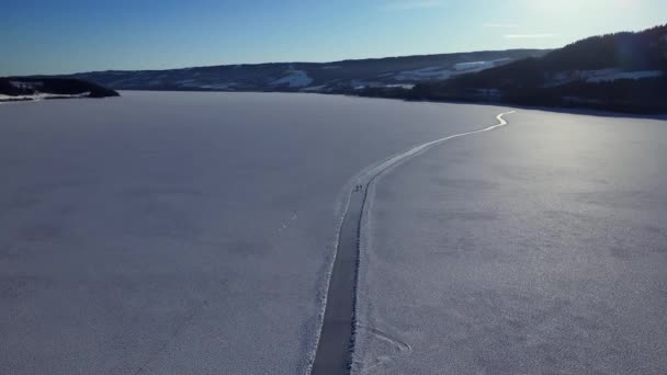 人々は北極の湖で厚い氷の上でスケート 晴れた冬の日 — ストック動画