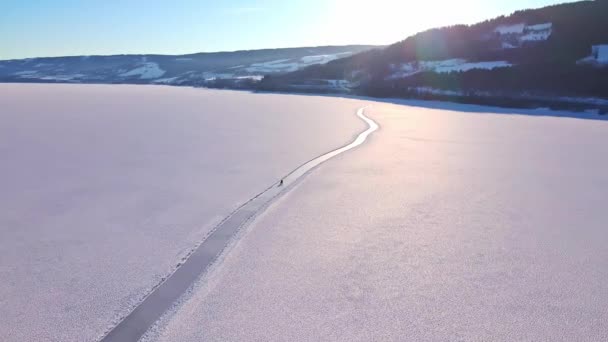 Persone Che Attraversano Lago Ghiacciato Una Giornata Invernale Soleggiata Pattinaggio — Video Stock