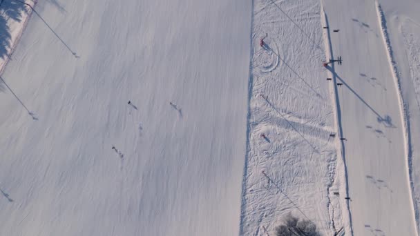 Skidåkare Och Snowboardåkare Rider Nedför Brant Alpin Sluttning Vintersportanläggning — Stockvideo