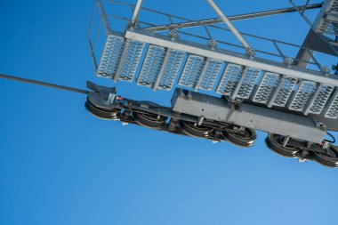 Kış sporları merkezindeki kayak asansörünün vites ve makaralarını kapatın. Yüksek kalite fotoğraf