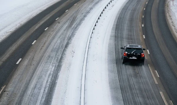Autók Autóznak Egy Autópályán Hóviharban Utat Jég Borítja Egy Hideg Stock Kép