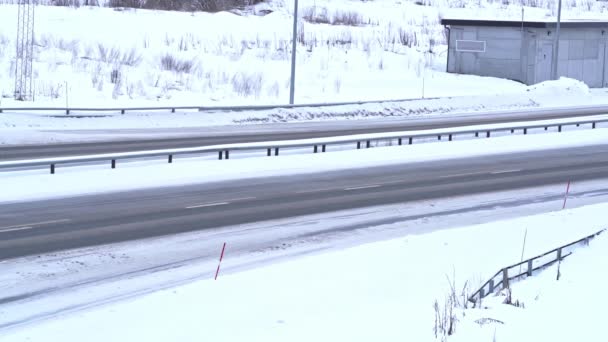 Bir Kar Fırtınası Sırasında Kar Buzla Kaplı Bir Otoyolda Trafik — Stok video