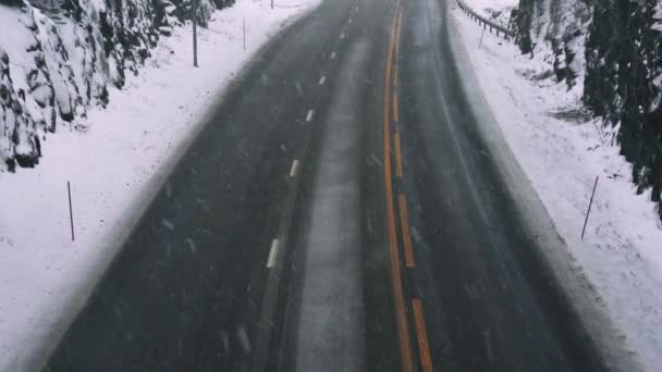 Sneeuw Valt Een Snelweg Zonder Verkeer Een Koude Winters Dag — Stockvideo