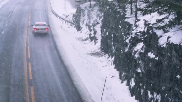 Verkeer Rijden Een Snelweg Tijdens Een Zware Sneeuwstorm Een Winters — Stockvideo