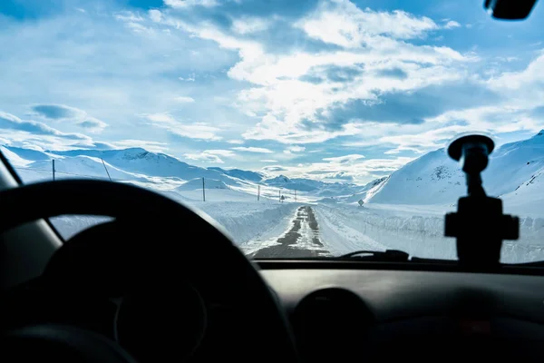 Mani Sul Volante Auto Che Guida Attraverso Una Strada Innevata Foto Stock Royalty Free