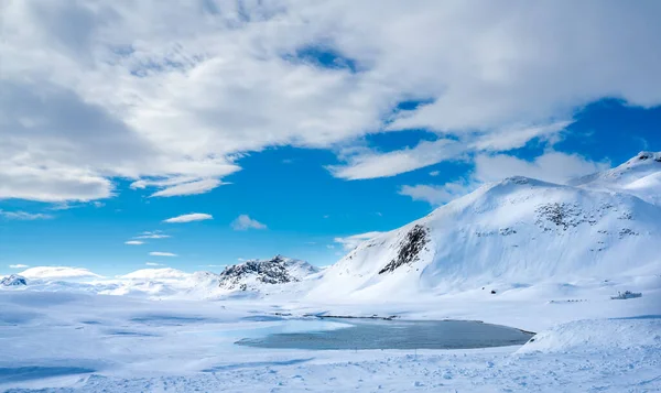 Hiver Dans Les Montagnes Avec Grand Lac Eau Glacier Fusion — Photo