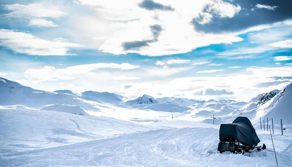 Snowmobile Estacionado Por Uma Trilha Neve Que Leva Uma Cordilheira — Fotografia de Stock