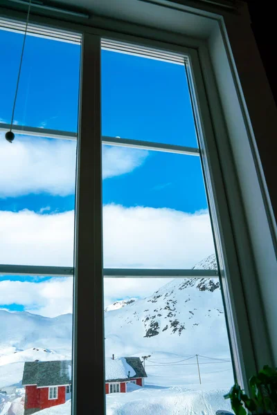 Kilátás Ablakon Sapkás Hegyek Csúcsok Egy Tiszta Hideg Tél Napján — Stock Fotó