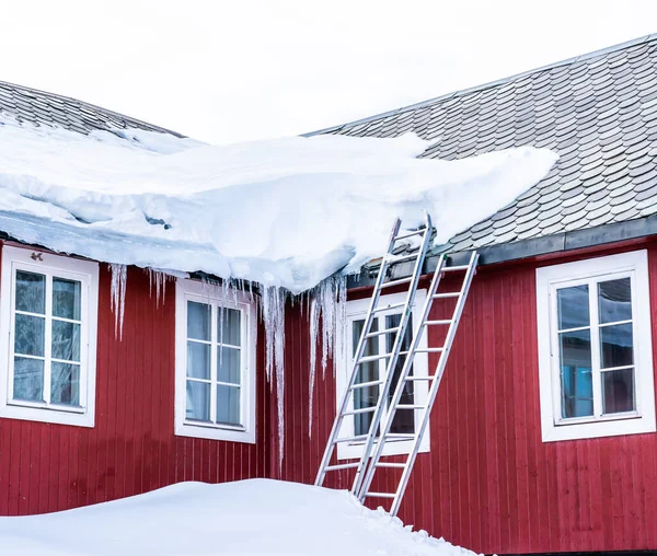 Long Massive Icicles Hanging Roof Old Building High Quality Photo — Stock Photo, Image