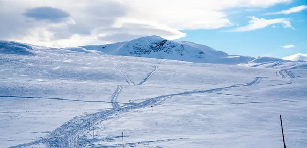 寒冷的冬天 雪地小径覆盖在覆盖着高山的平原上 高质量的照片 — 图库照片