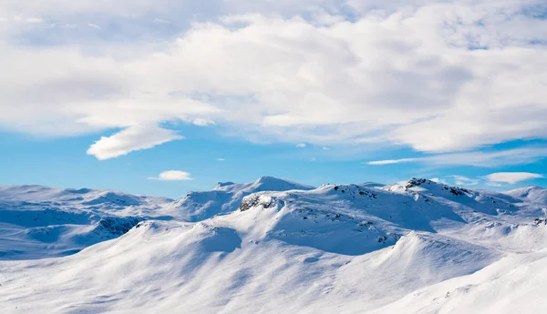 Spectaculair Uitzicht Besneeuwde Dalen Bergen Winter Hoge Kwaliteit Foto — Stockfoto