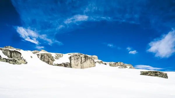 Міцні Скелі Вкриті Снігом Льодом Вершині Гори Високоякісна Фотографія — стокове фото