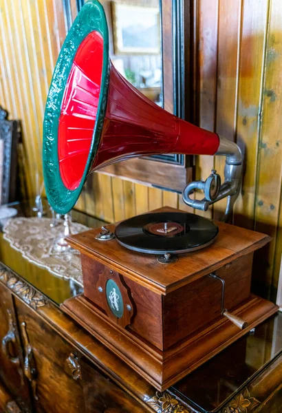 Grabador Vinilo Gramófono Antiguo Con Altavoz Cuerno Grande Del Siglo —  Fotos de Stock