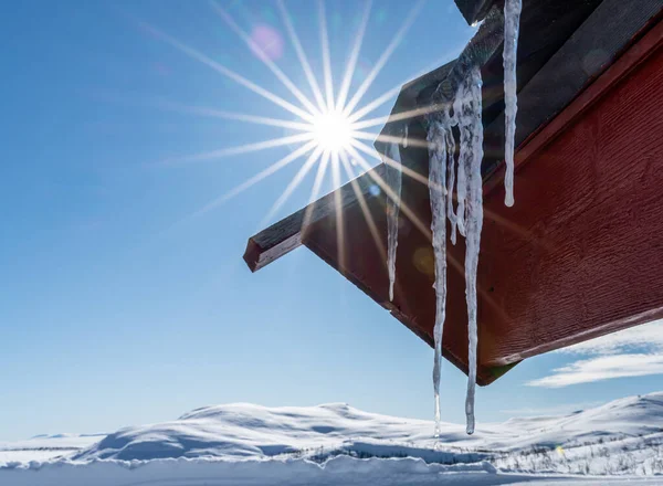 Sluiten Van Een Lange Ijspegel Opknoping Van Een Dak Een — Stockfoto