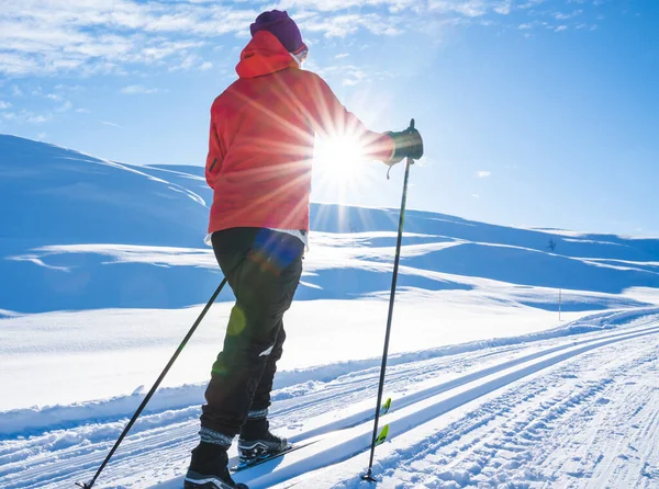 Mulher Jovem Esqui Cross Country Dia Ensolarado Montanhas Cobertas Neve — Fotografia de Stock