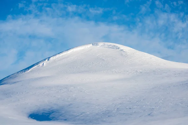 Montagna selvaggia paesaggio invernale in una luminosa giornata di sole. — Foto Stock