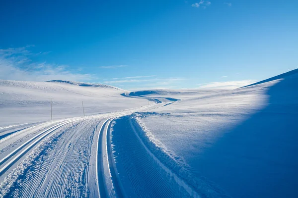 Trasy narciarskie biegowe w nordyckim terenie górskim. — Zdjęcie stockowe
