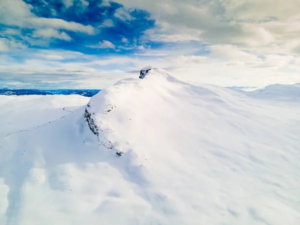 Vista Panorámica Una Montaña Nevada Con Nubes Cielos Azules Monte —  Fotos de Stock