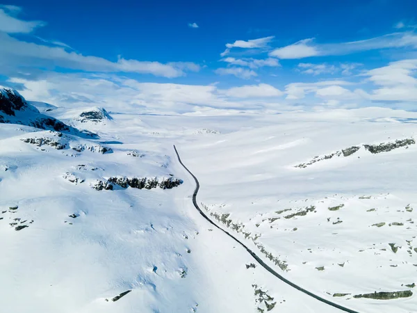 在寒冷的冬天 孤独的道路蜿蜒穿过白雪覆盖的山景 高质量的照片 — 图库照片