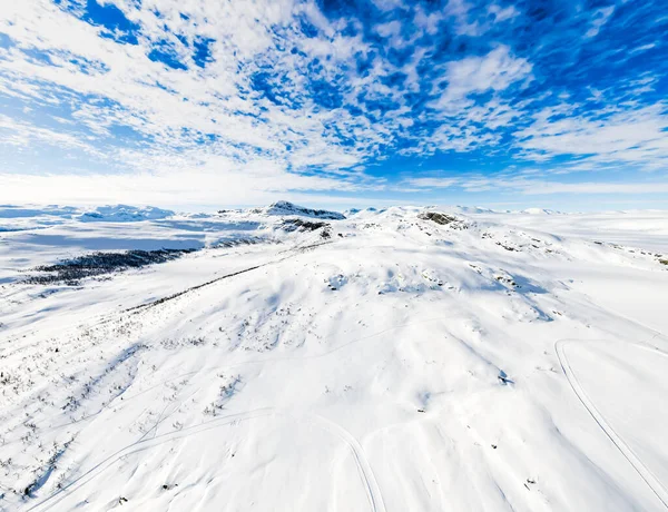 Prachtig Panoramisch Uitzicht Besneeuwde Arctische Bergen Wildernis Een Heldere Koude — Stockfoto