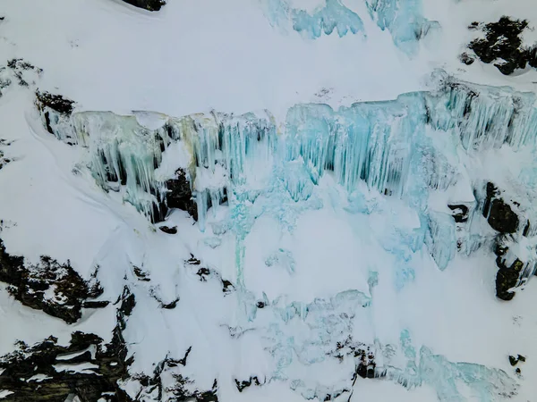 거대하고 얼어붙은 고드름들 절벽의 측면에 매달려 장기로 도알려져 있습니다 고품질 — 스톡 사진