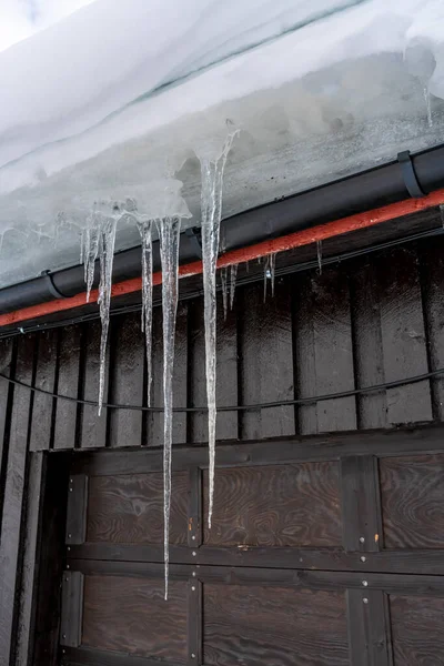 Hosszú Hegyes Jégcsapok Tető Oldalán Lógó Fagyott Vízből Kiváló Minőségű — Stock Fotó