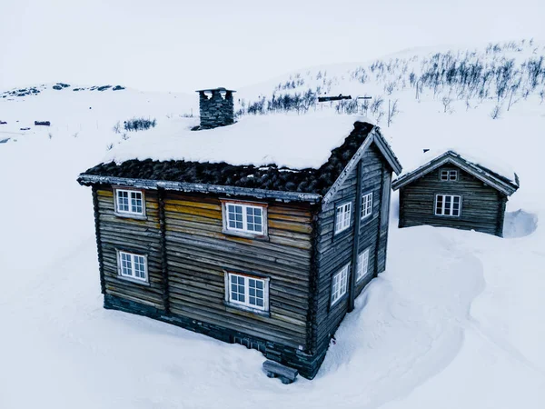 Klassieke Grote Klassieke Houten Blokhut Een Sneeuwkoude Winterdag Hoge Kwaliteit — Stockfoto