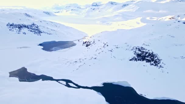 Ohromující Letecký Pohled Arktickou Řeku Která Protéká Pustým Sněhem Pokrytým — Stock video