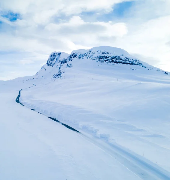 Osamělá Zamrzlá Cesta Vinoucí Zasněženou Horskou Krajinou Chladného Zimního Dne — Stock fotografie