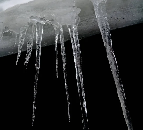 Длинные Заостренные Сосульки Замерзшей Воды Свисающие Стороны Крыши Высокое Качество — стоковое фото