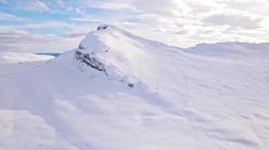 Norveç hava klibindeki Bitihorn Dağı. Kuzey Kutbu ulusal parkında karlı dağ zirvesi.
