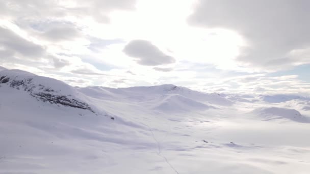 Vídeo Aéreo Uma Paisagem Inverno Artística Deslumbrante Com Montanhas Cobertas — Vídeo de Stock