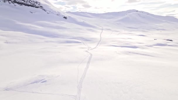 Caminho Que Atravessa Neve Terreno Montanhoso Desolado Voa Aérea Sobre — Vídeo de Stock