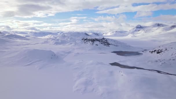 Vôo Aéreo Deslumbrante Vista Uma Paisagem Ártica Inverno Rio Fluindo — Vídeo de Stock