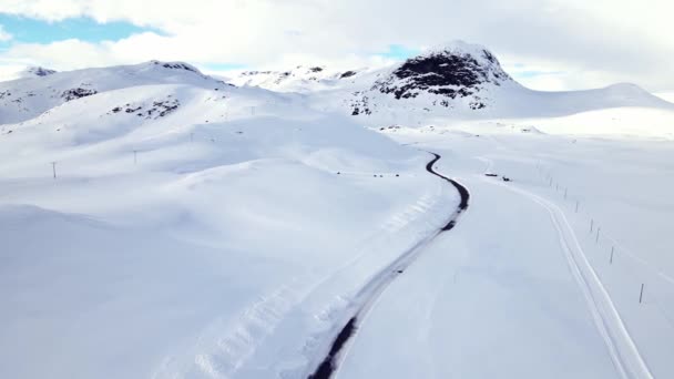 Estrada Estreita Através Uma Paisagem Montanha Coberta Neve Mosca Aérea — Vídeo de Stock