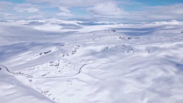 Verkehr Auf Einer Schmalen Straße Die Durch Eine Atemberaubende Schneebedeckte — Stockvideo