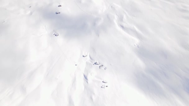 Μονοπάτι Σκι Τρέχει Μέσα Από Χιόνι Ένα Έρημο Ορεινό Ορεινό — Αρχείο Βίντεο
