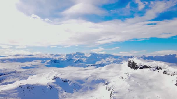 Prachtig Uitzicht Vanuit Lucht Een Besneeuwde Bergketen Noordelijke Wildernis Een — Stockvideo