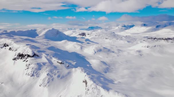 Vista Aérea Deslumbrante Uma Cordilheira Coberta Neve Deserto Nórdico Dia — Vídeo de Stock