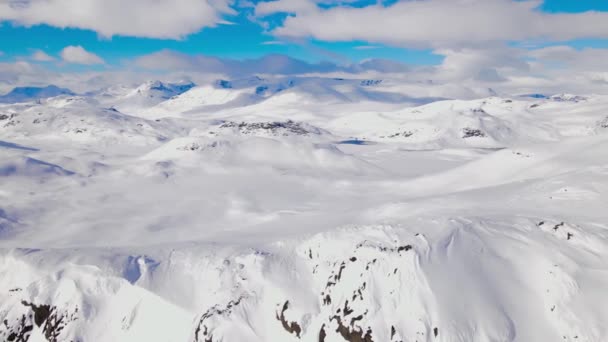 在寒冷的冬日里 从空中俯瞰北欧荒原上白雪覆盖的山脉 令人叹为观止 空中录像 — 图库视频影像