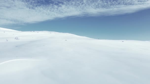 Vista Panorâmica Deslumbrante Sobre Montanhas Árticas Cobertas Neve Terreno Deserto — Vídeo de Stock