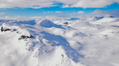 Kar kaplı kutup dağları üzerinde çarpıcı panoramik manzara.