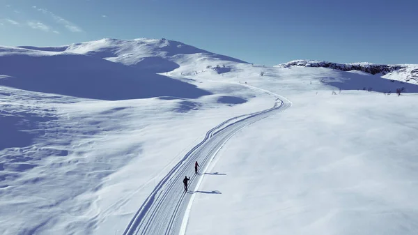 Aktif çift yamaçta kayak yapıyor.. — Stok fotoğraf