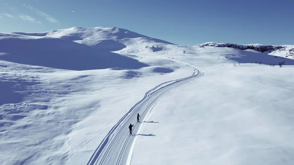 Actief koppel langlaufen op een piste. — Stockfoto